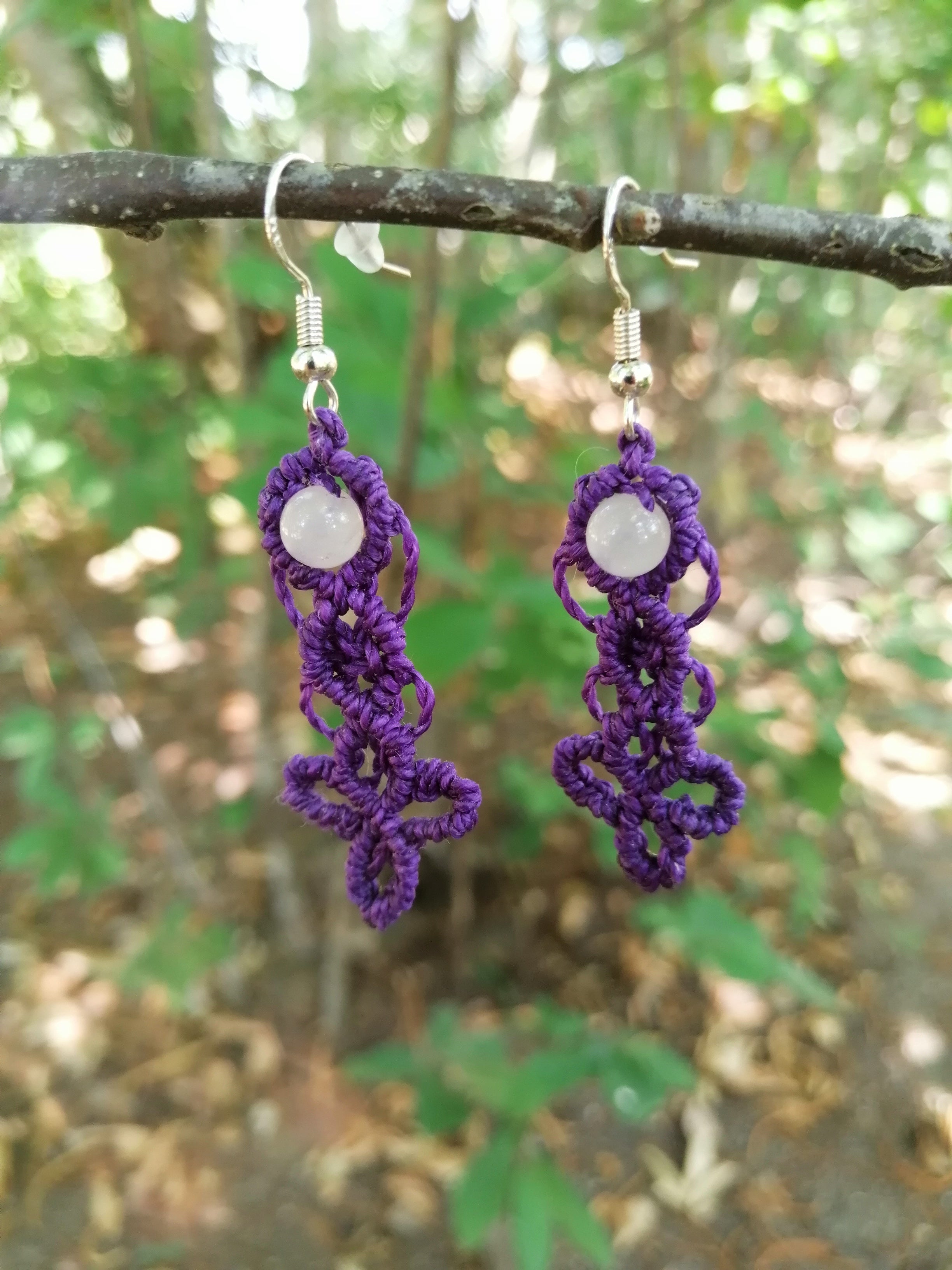 Boucles d'oreille tissé à la main en micro macramé de couleur violet  avec une perle en quartz rose de 6 mm