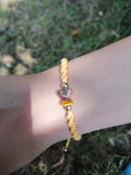 bracelet enfant tissé à la main en micro macramé de couleur mandarine avec des chips de mokäte 