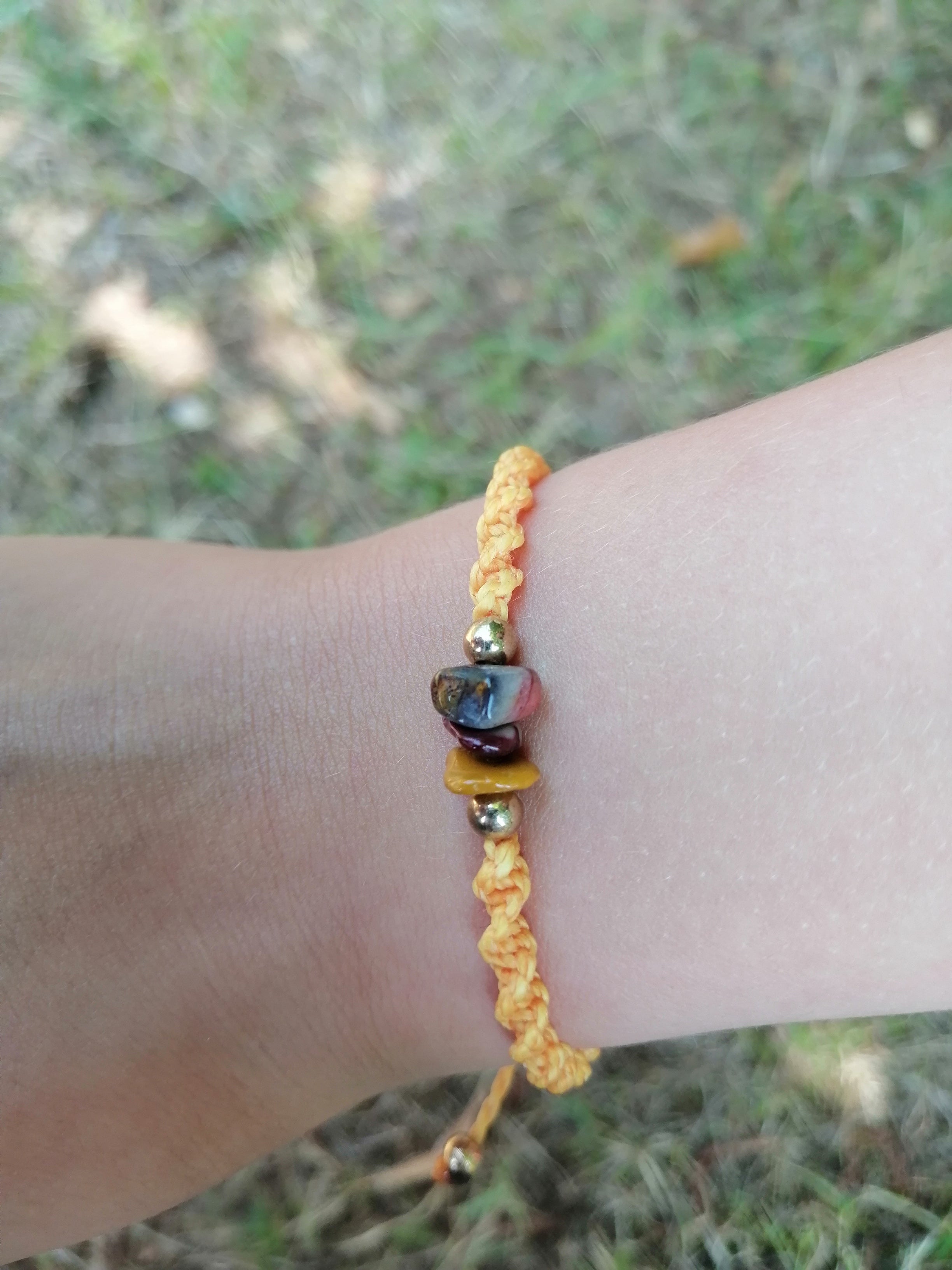 bracelet enfant tissé à la main en micro macramé de couleur mandarine avec des chips de mokäte 