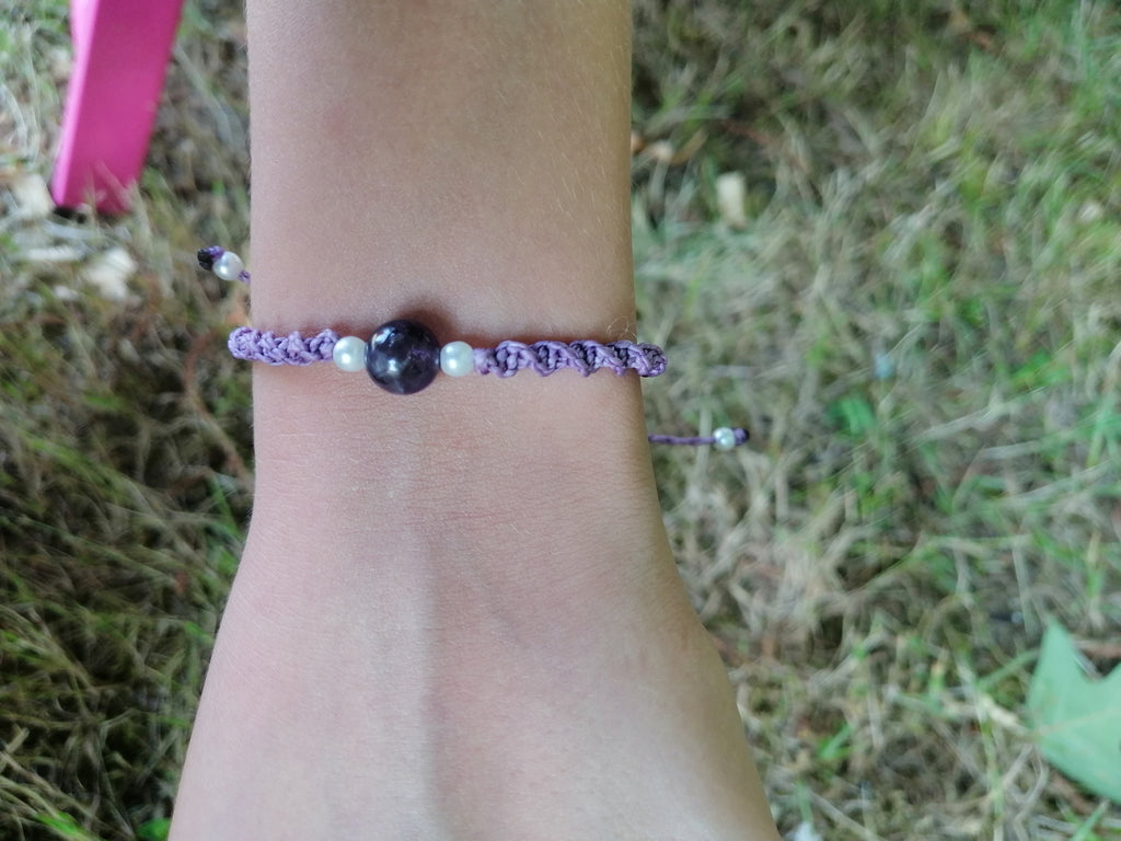 bracelet enfant tissé à la main en micro macramé de couleur mauve avec une perles d'améthyste de 8mm