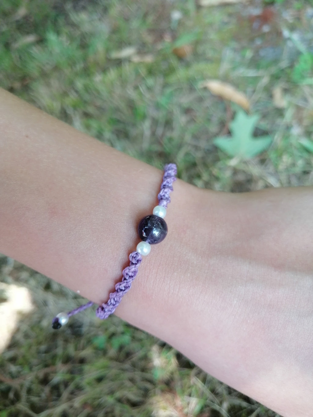 bracelet enfant tissé à la main en micro macramé de couleur mauve avec une perles d'améthyste de 8mm