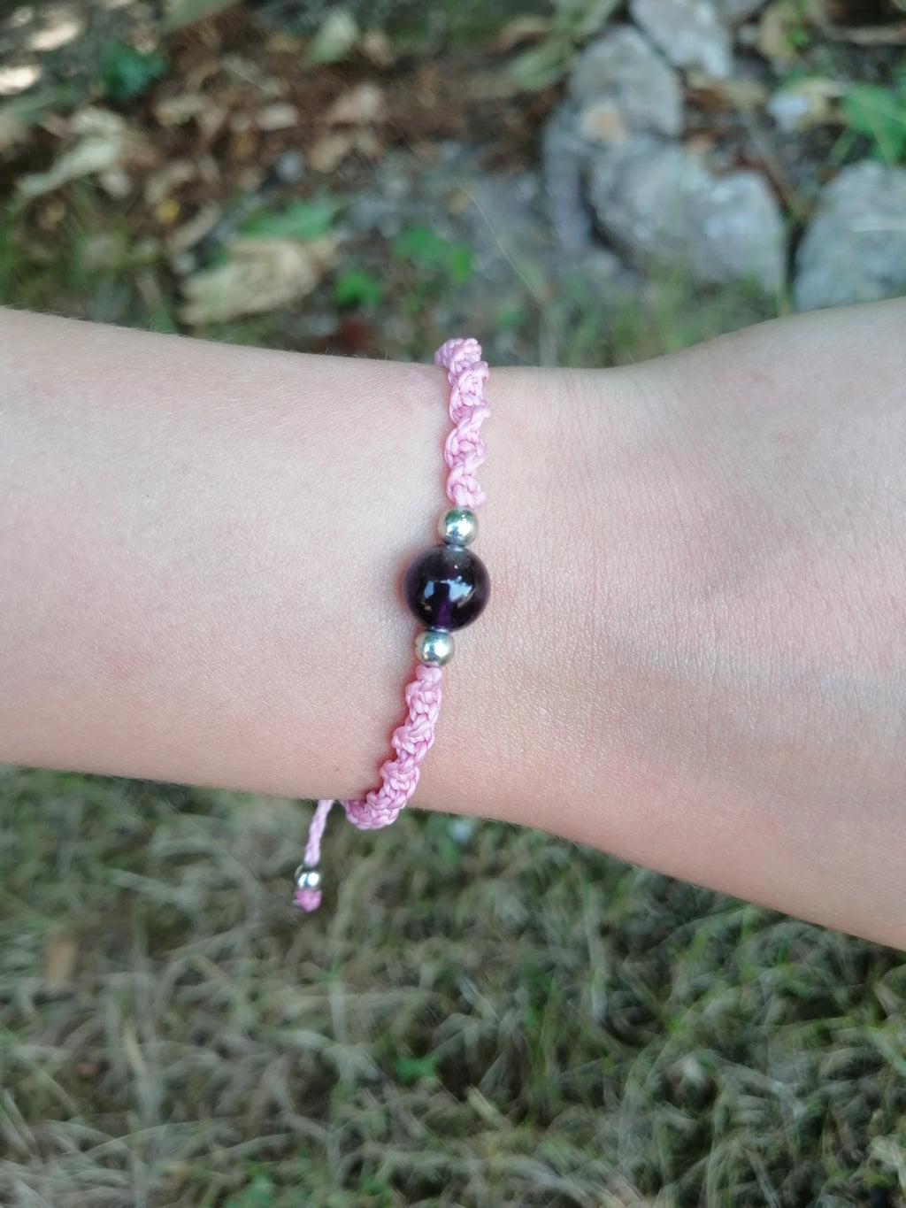 bracelet enfant tissé à la main en micro macramé de couleur bois de  rose avec une perle d'améthyste de 8mm