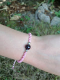 bracelet enfant tissé à la main en micro macramé de couleur bois de  rose avec une perle d'améthyste de 8mm