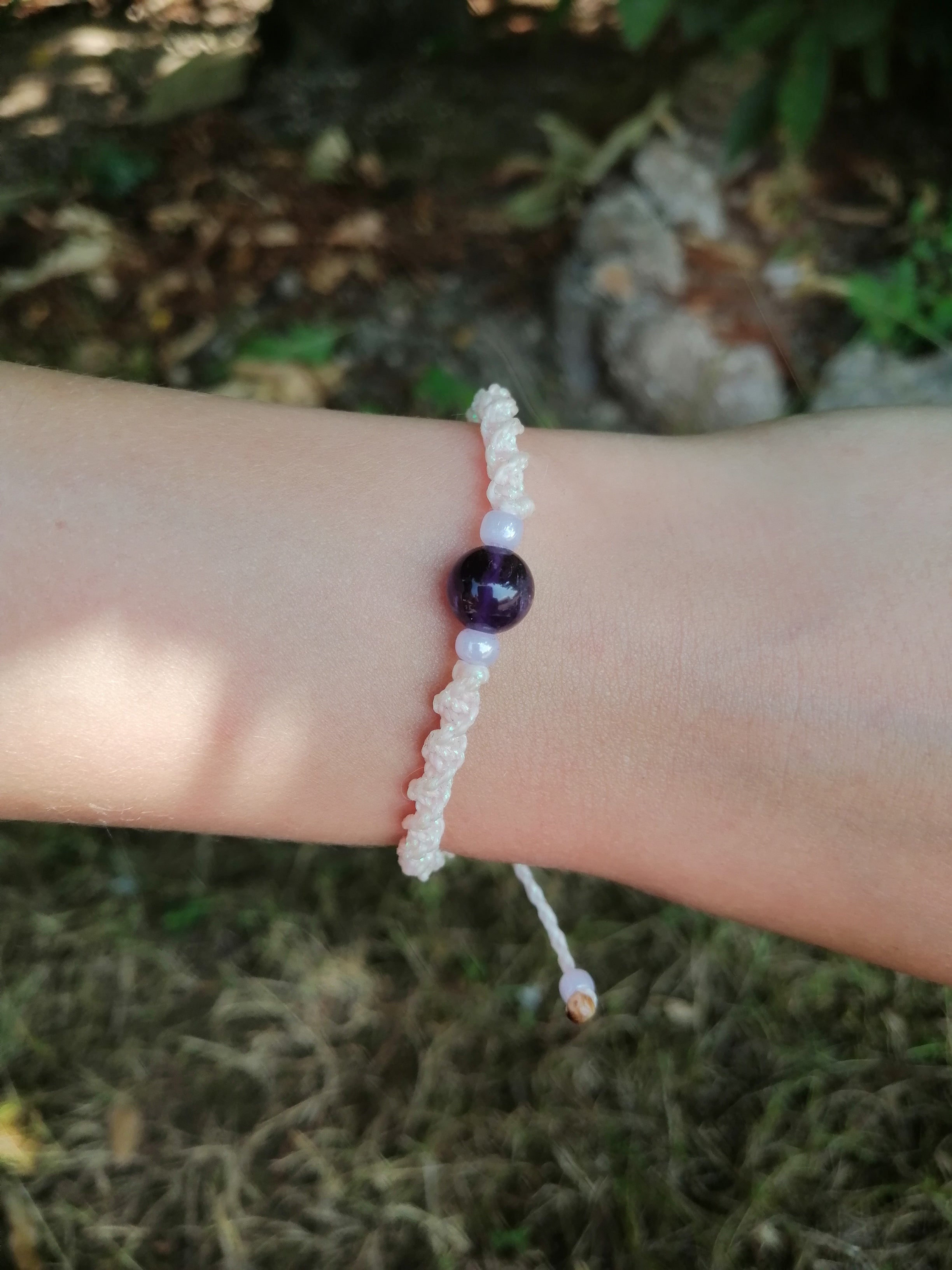 bracelet enfant tissé à la main de couleur flamant rose iridescent avec une perle d'améthyste de 8mm