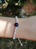 bracelet enfant tissé à la main de couleur flamant rose iridescent avec une perle d'améthyste de 8mm