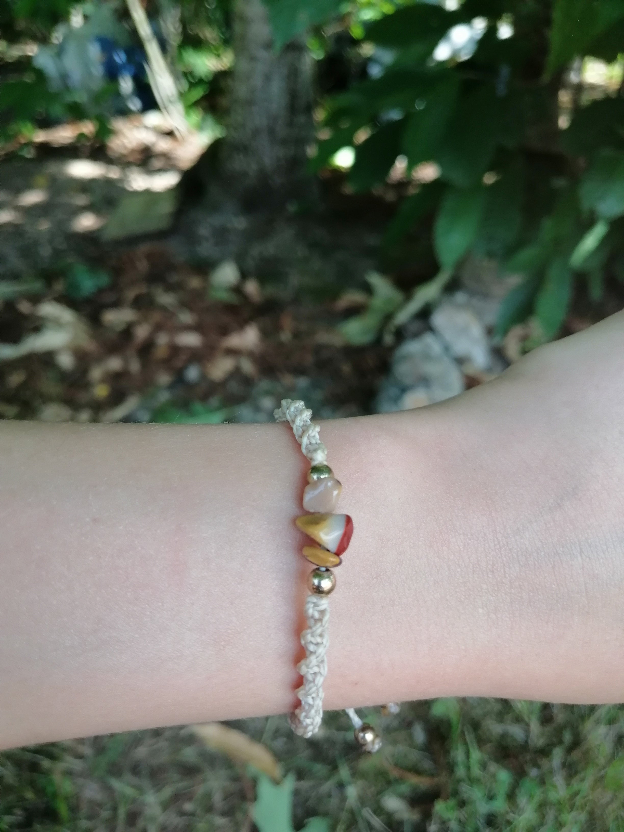 bracelet enfant tissé à la main en micro macramé de couleur sable avec des chips de mokaite et 2 perles en acrylique doré