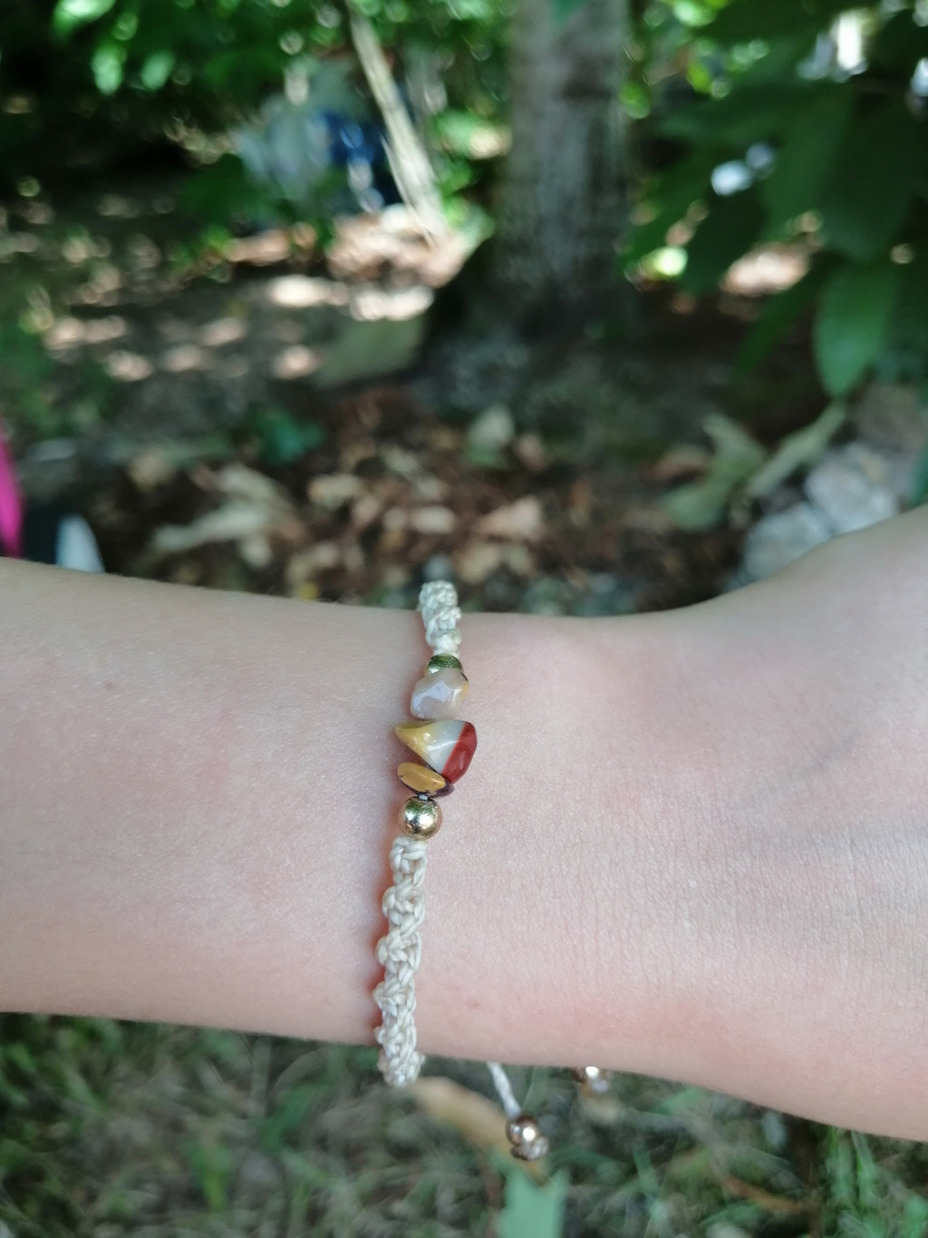 bracelet enfant tissé à la main en micro macramé de couleur sable avec des chips de mokaite et 2 perles en acrylique doré