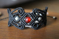 bracelet modèle @lesfilsamblants tissé a la main en micro macramé de couleur noir avec perles en acrylique et une n verre.