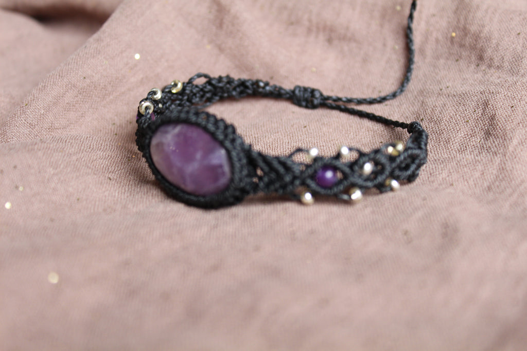 bracelet fait main de couleur noir avec 2 perles en améthyste de 4mm et un cabochon d'améthyste de 18mm-25mm