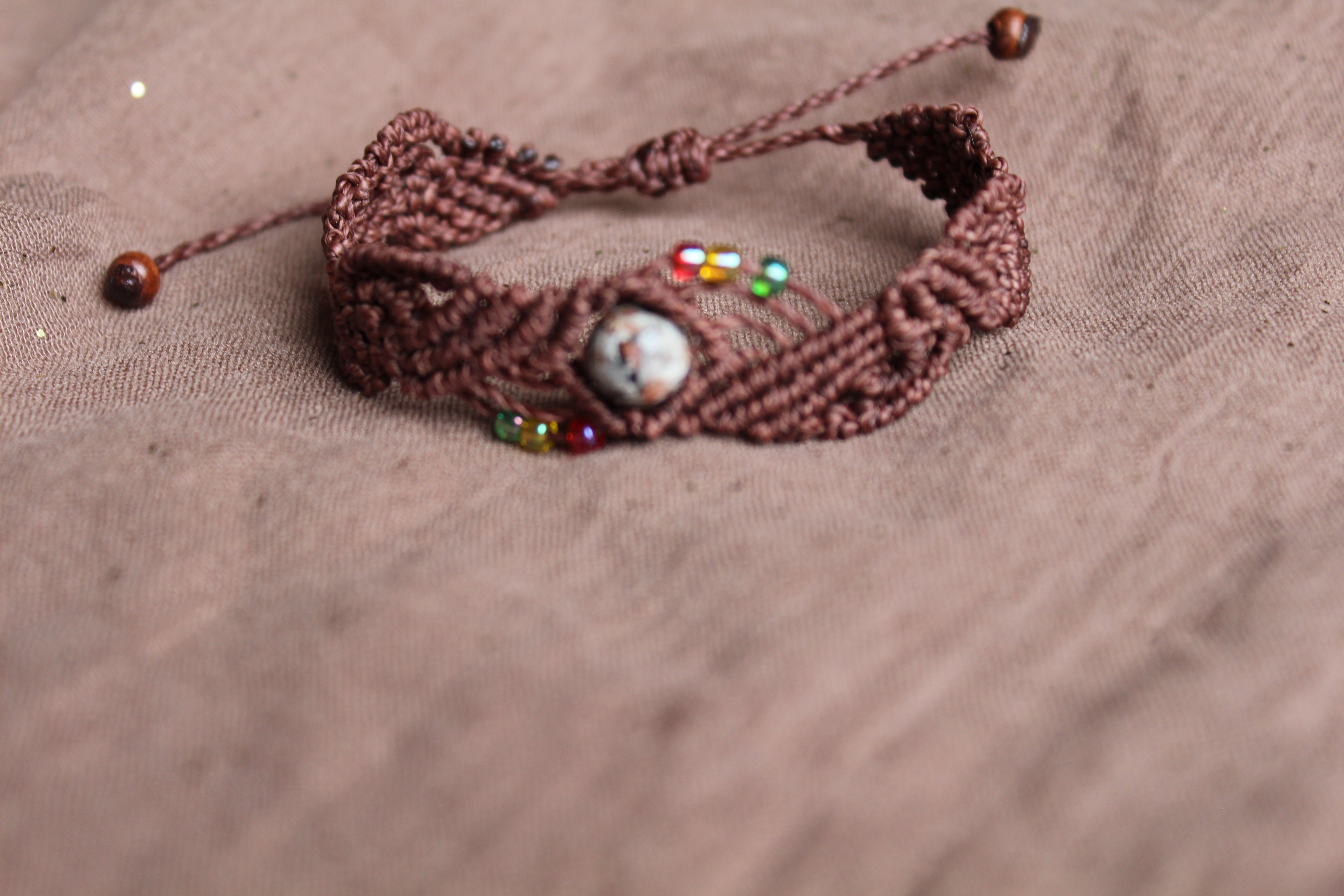 bracelet tissé à la main en micro macramé de couleur chocolat avec des perles de rocaille et une perle en yooperlite de 8mm