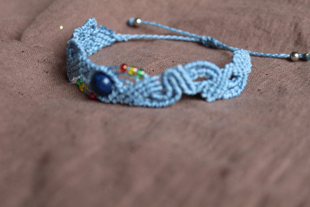 bracelet tissé à la main de couleur bleu ciel avec des perles de rocaille et une perle en lapis lazuli de 8mm