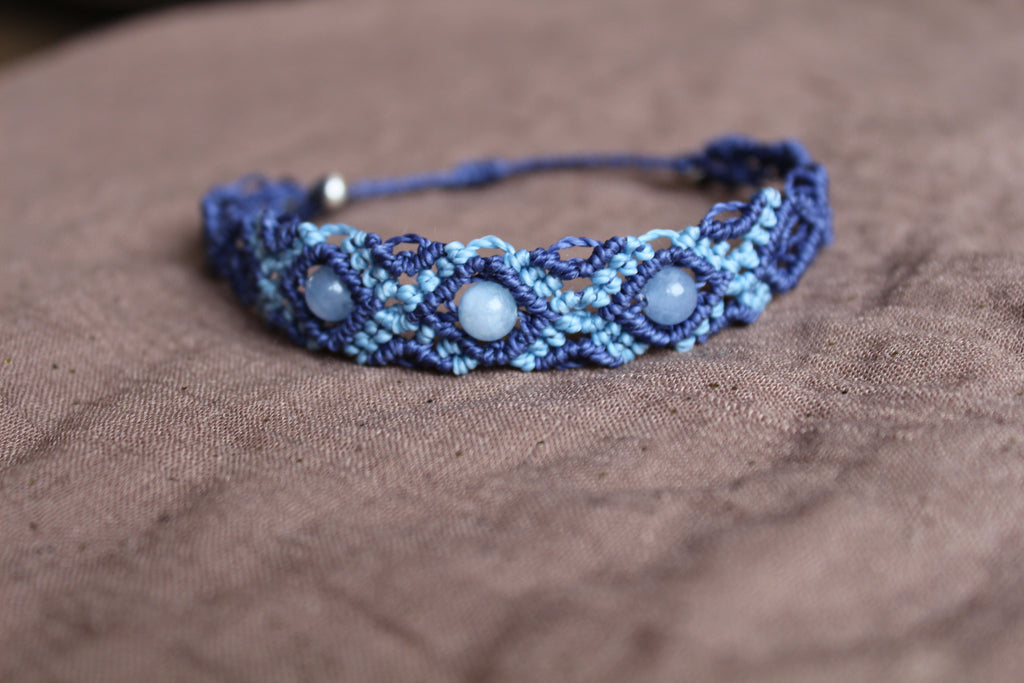 bracelet tissé à la main en micro macramé de couleur bleu marine et bleu ciel avec 3 perles d'aigue marine de 6mm