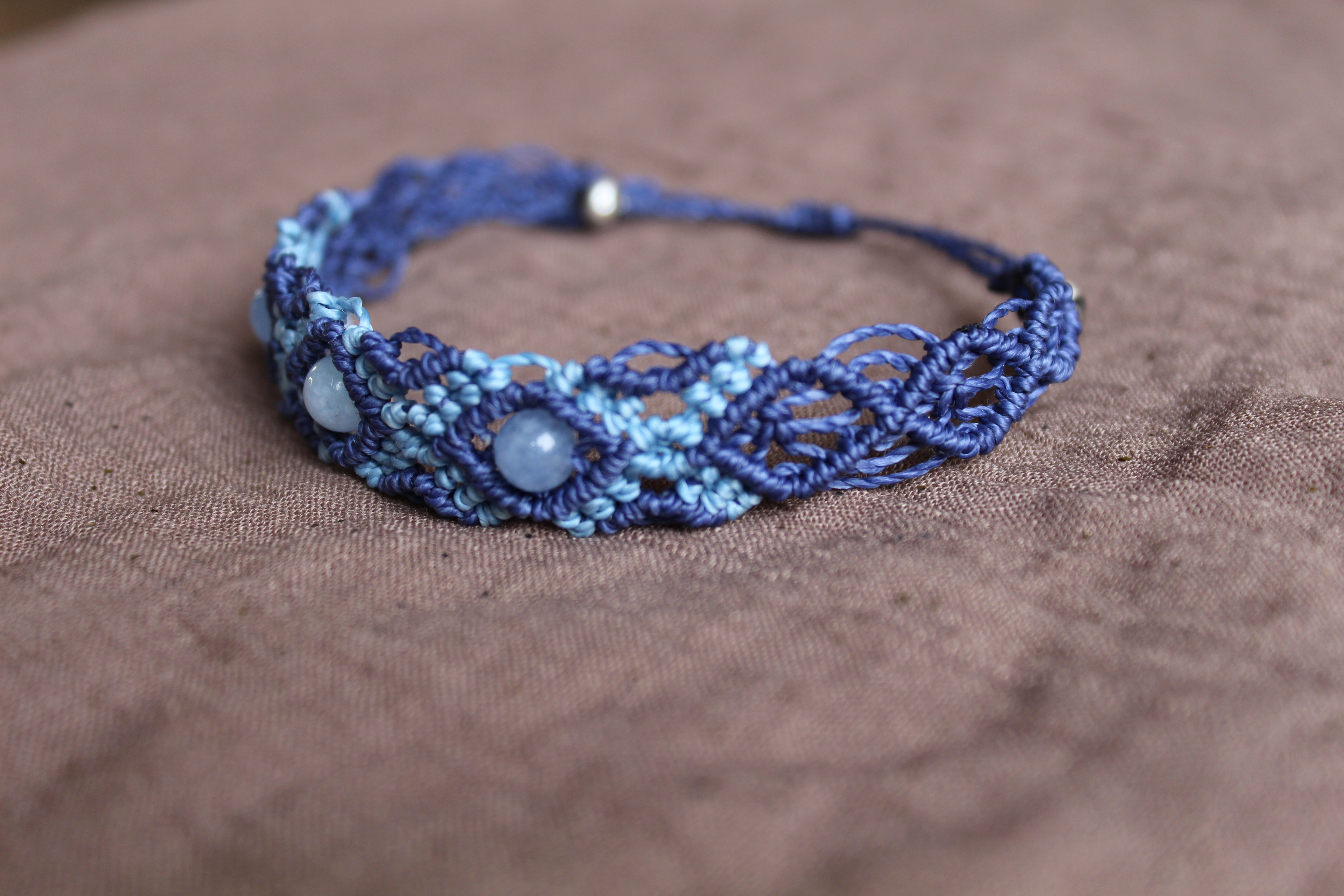 bracelet tissé à la main en micro macramé de couleur bleu marine et bleu ciel avec 3 perles d'aigue marine de 6mm