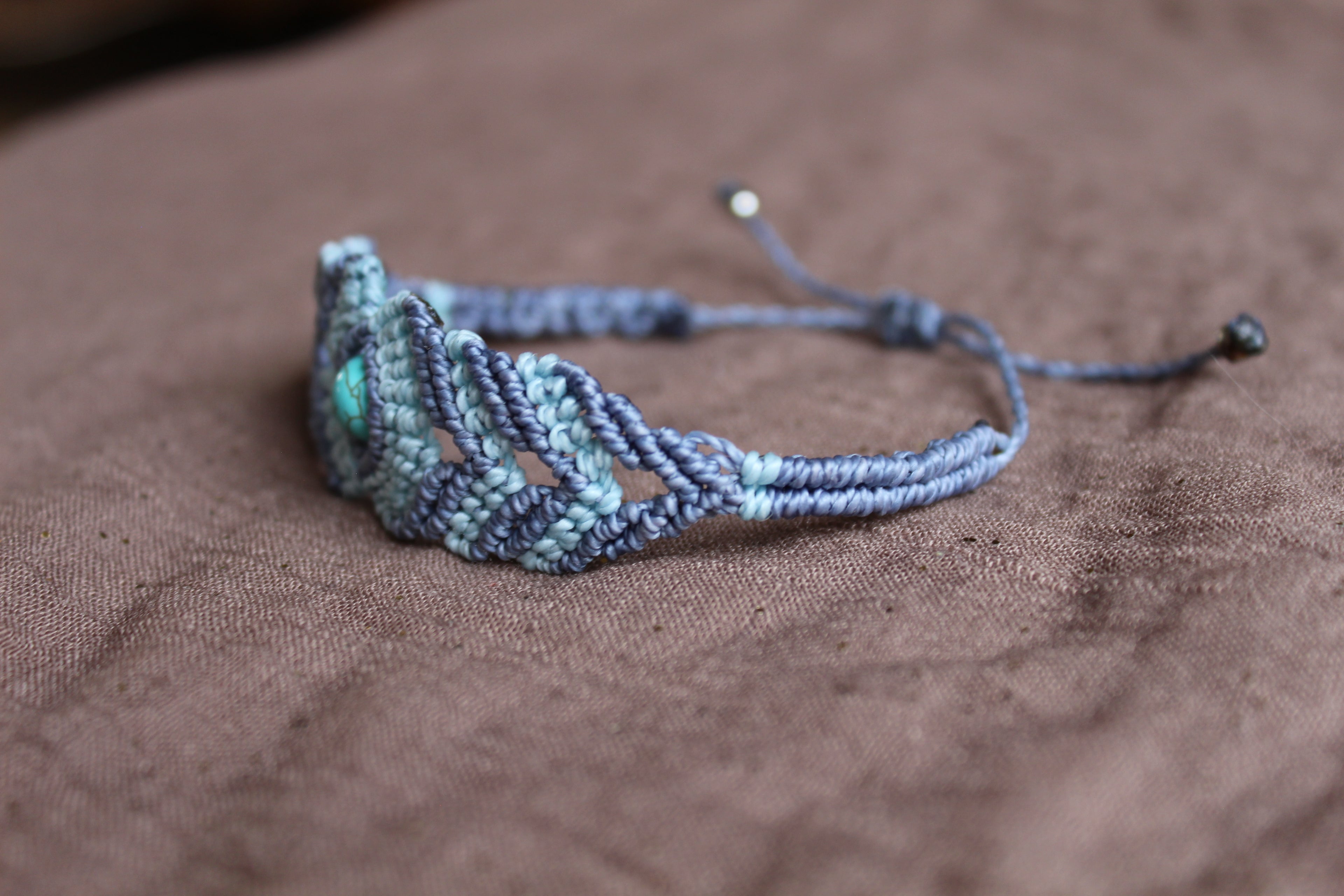 bracelet fait à la main en micro macramé avec une perle en howlite turquoise