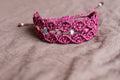bracelet tissé à la main en micro macramé de couleur rose pailleté avec des perles en verre 