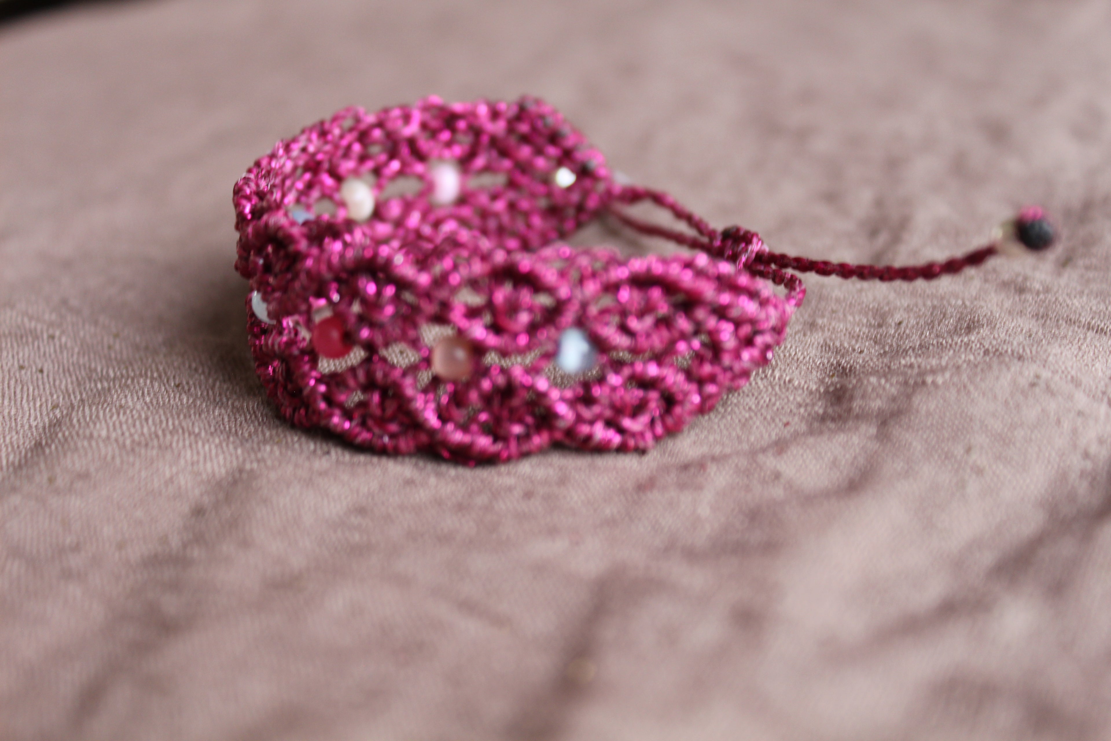 bracelet tissé à la main en micro macramé de couleur rose pailleté avec des perles en verre