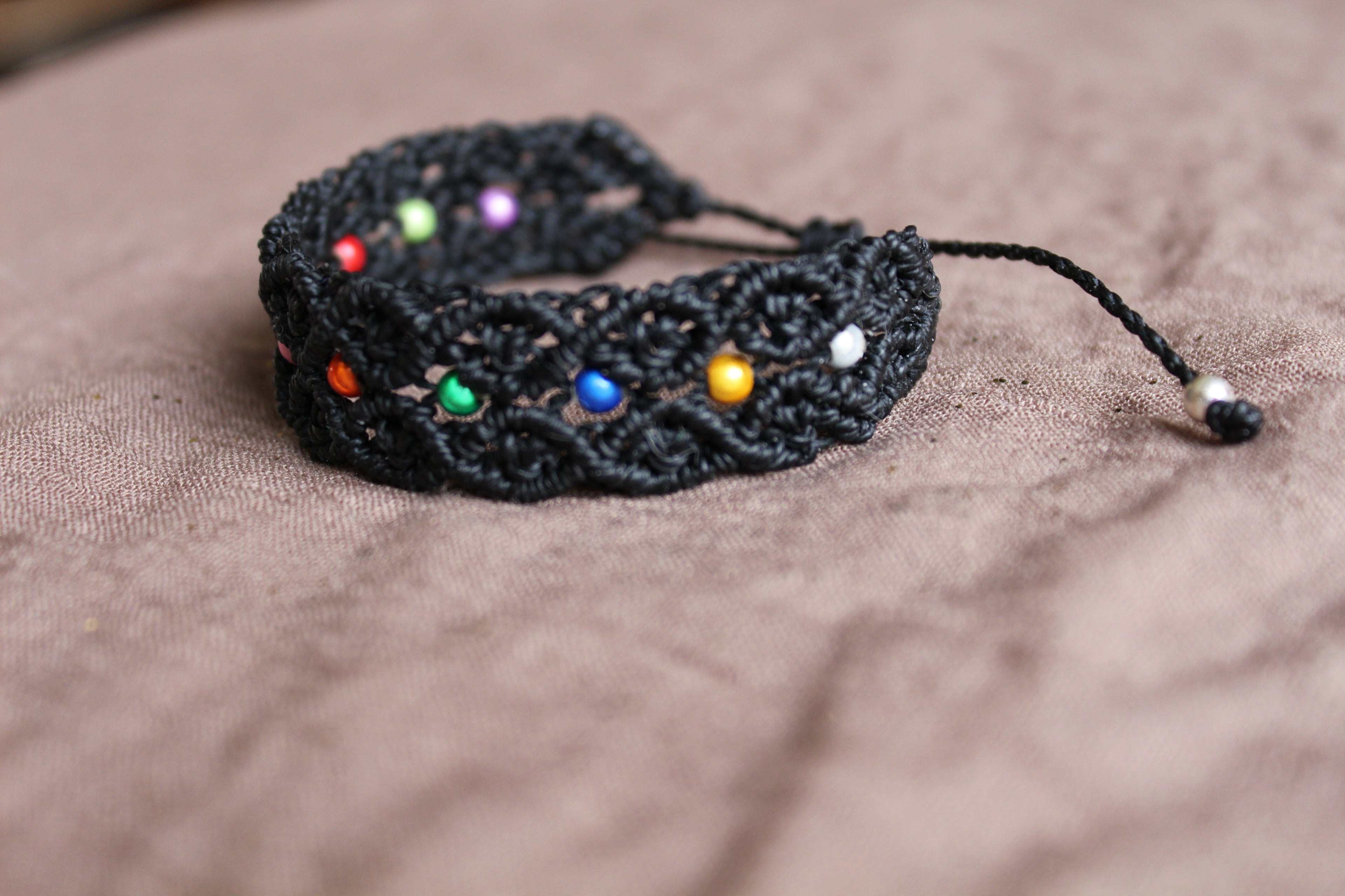 bracelet tissé à la main en micro macramé de couleur noir avec des perles réfléchissante de 4mm