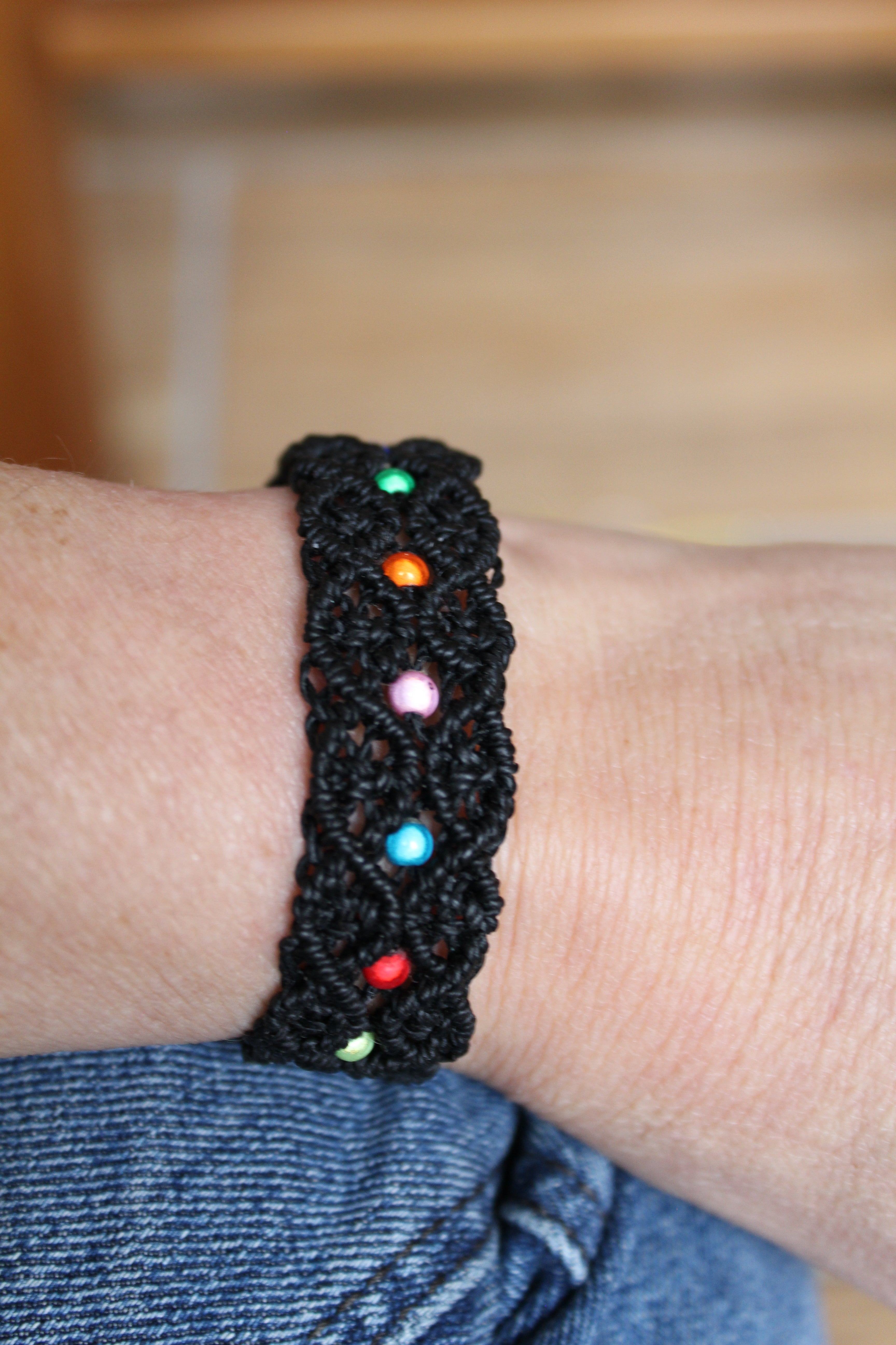 bracelet tissé à la main en micro macramé de couleur noir avec des perles réfléchissante de 4mm