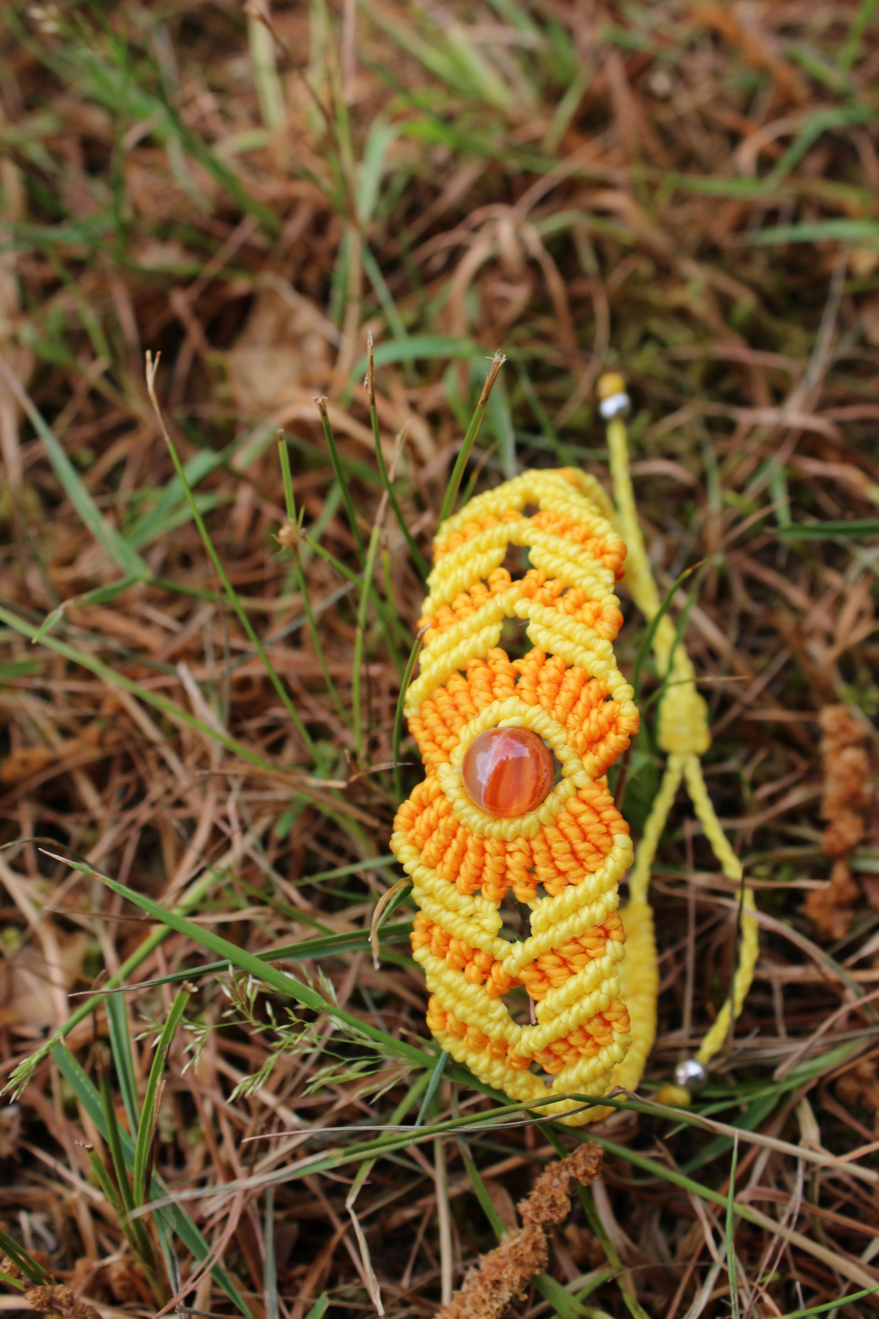 bracelet tissé à la main en micro macramé avec une cornaline