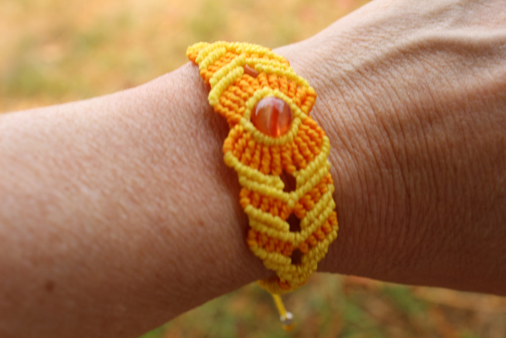 bracelet fait main en micro macramé avec une cornaline
