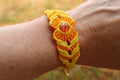 bracelet fait main en micro macramé avec une cornaline