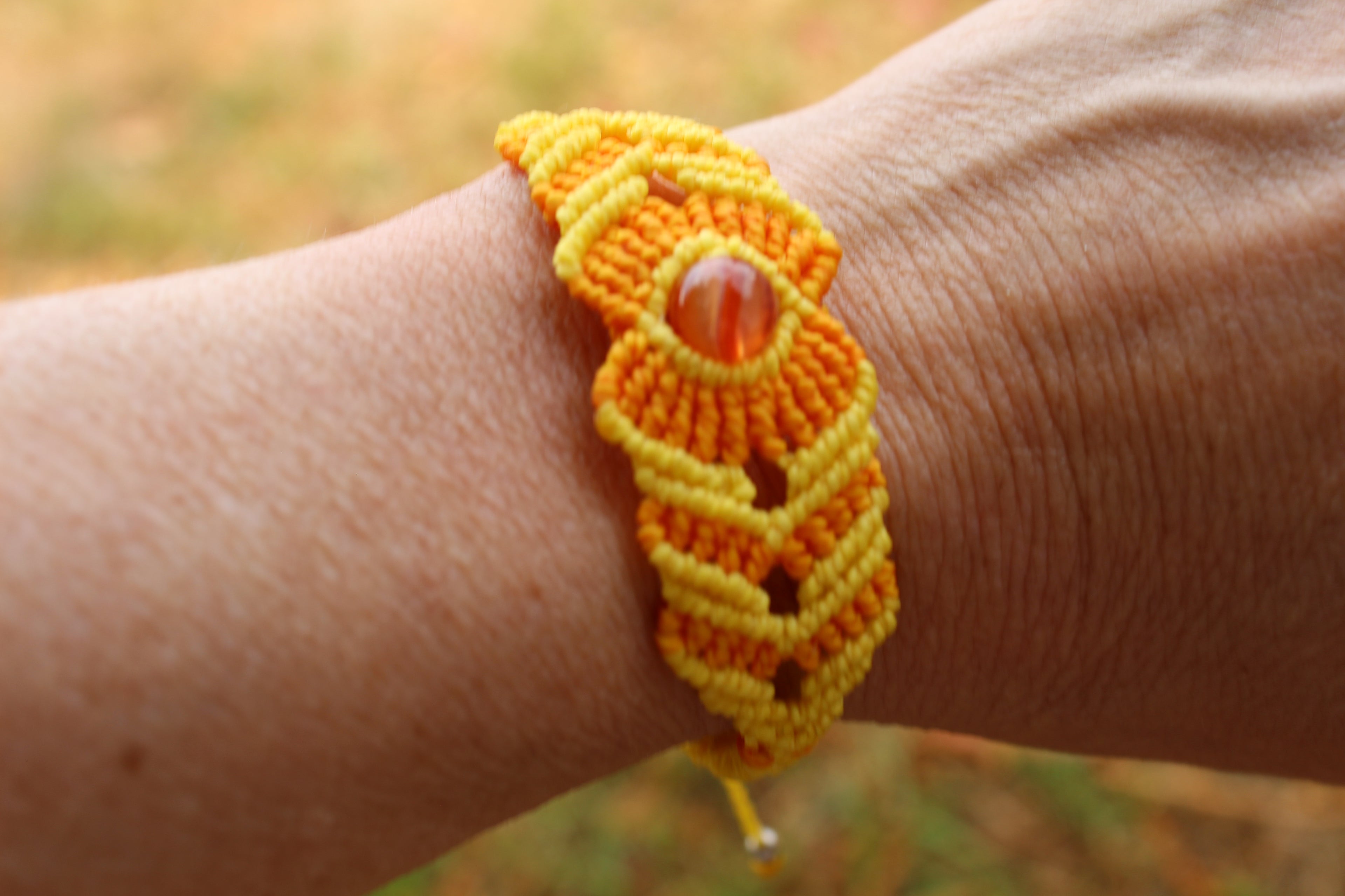 bracelet fait main en micro macramé avec une cornaline