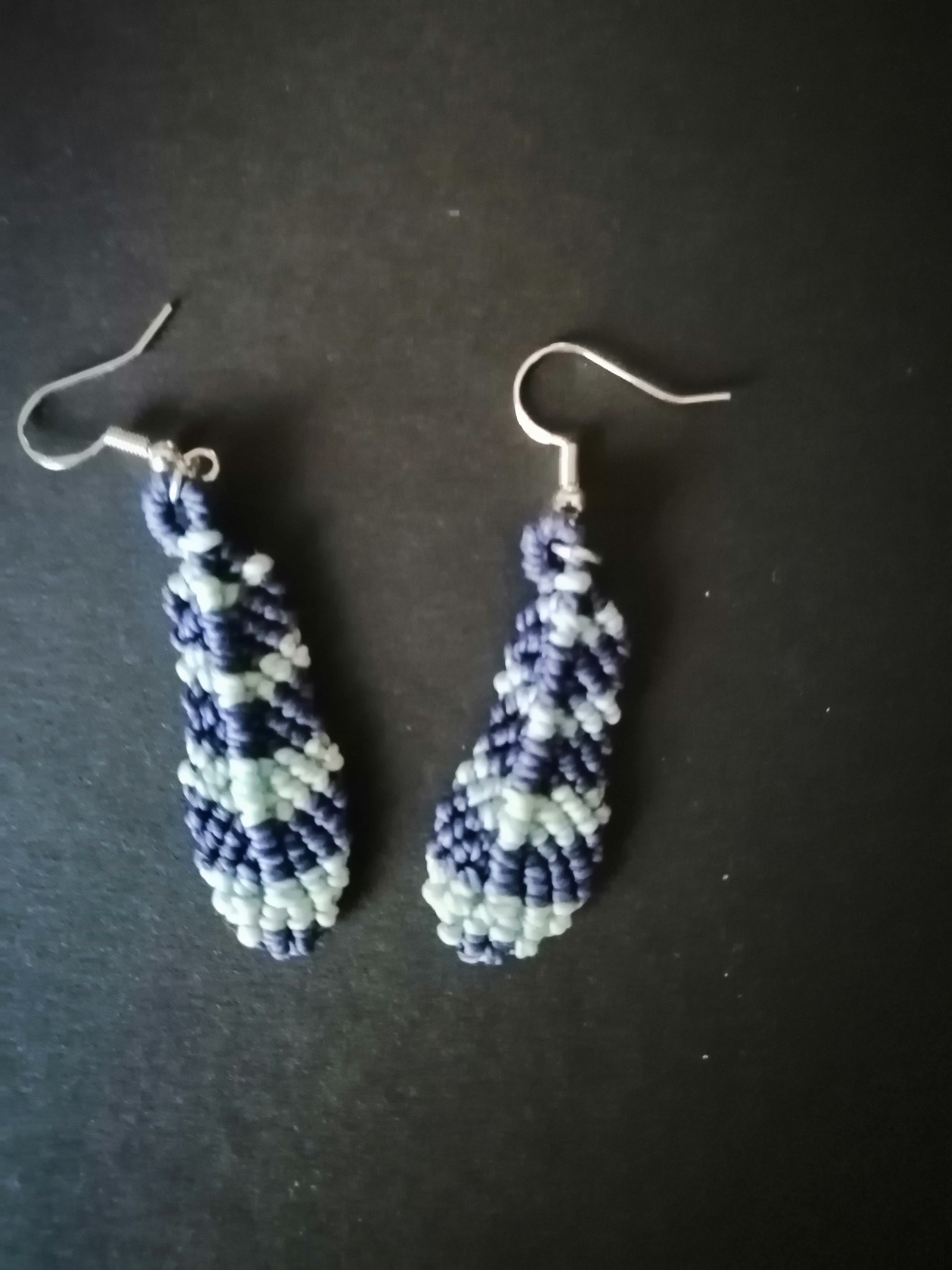 Boucle d'oreille plume, en micro macramé bleu et azur