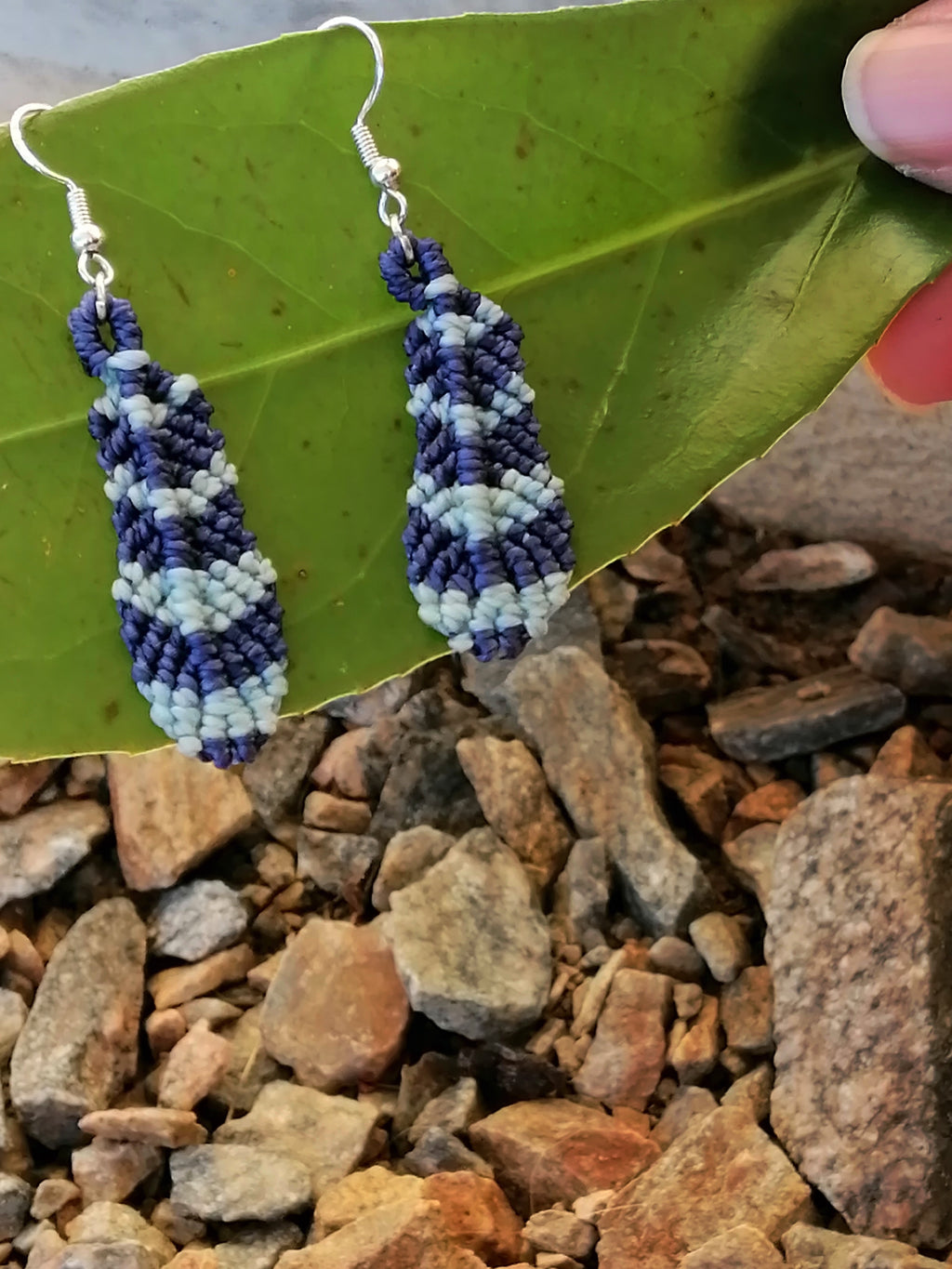 Boucle d'oreille plume, en micro macramé bleu et azur