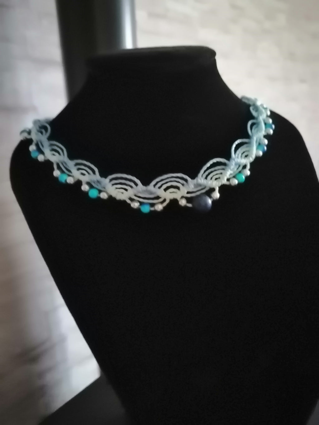 ras du cou tissé a la main en micro macramé de couleur menthe et bleu ciel avec des perles en acrylique argenté, des perles réfléchissante et une perle de 8mm en lapis lazuli.