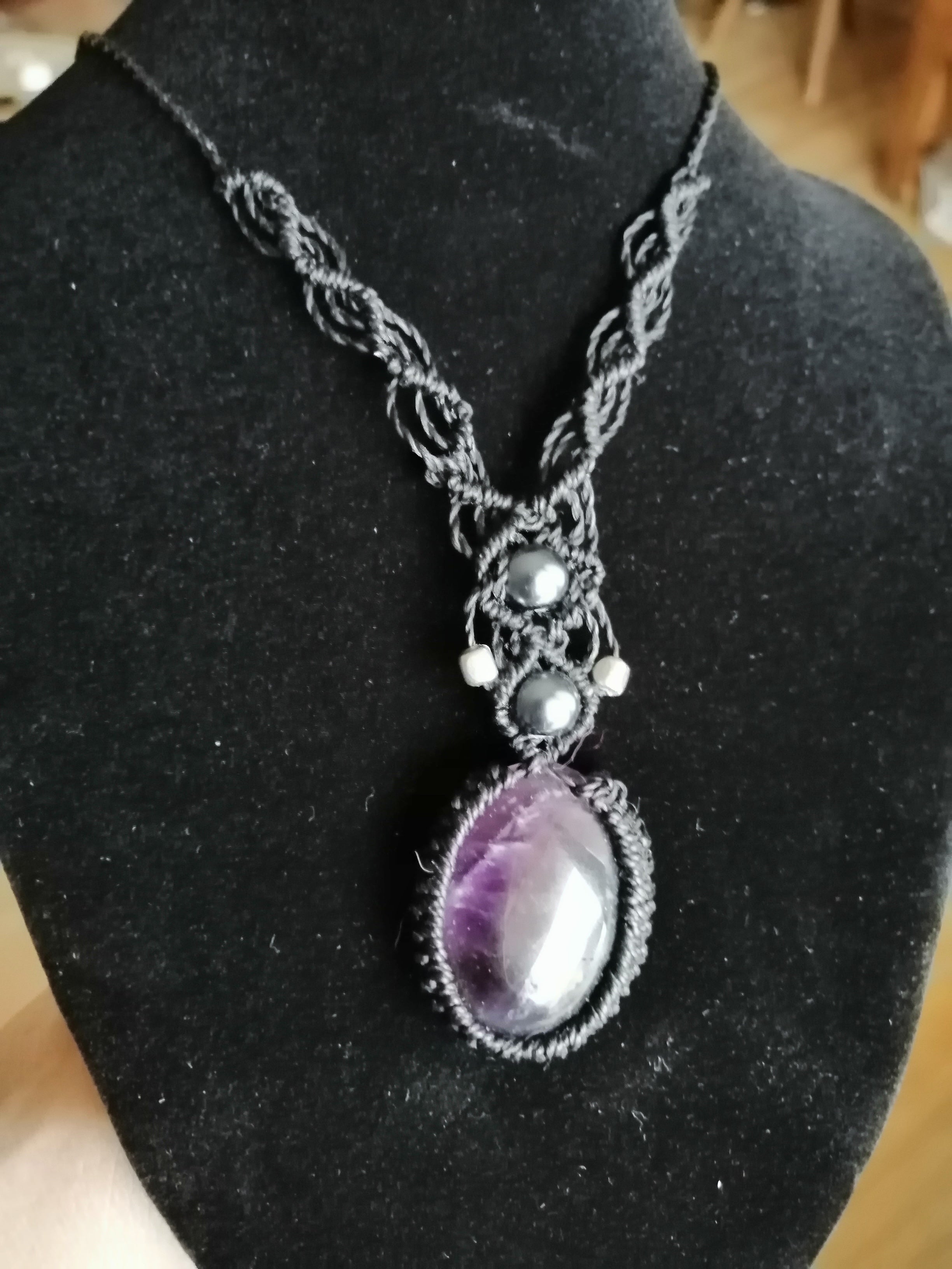 collier fait min en micro macramé noir avec un cabochon en améthyste et des perles en verre et des perles en métal.