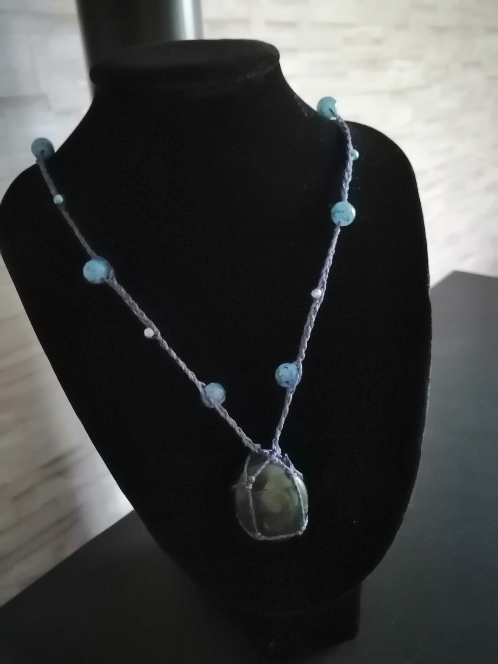 sautoir réglable tissé a la main en micro macramé de couleur bleu marine avec des perles en acrylique, des perles en verre et une pierre en labradorite bleu.