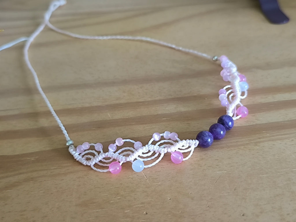 ras du cou fait main en micro macramé de couleur flamant rose iridescent, avec perles en verre, perles en acrylique fluorescentes et 3 perles d'Améthyste.