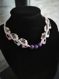 ras du cou  fait main n micro-macramé avec 3 perles Améthyste ,petites perles en verre, et perles en acryliques fluorescente.