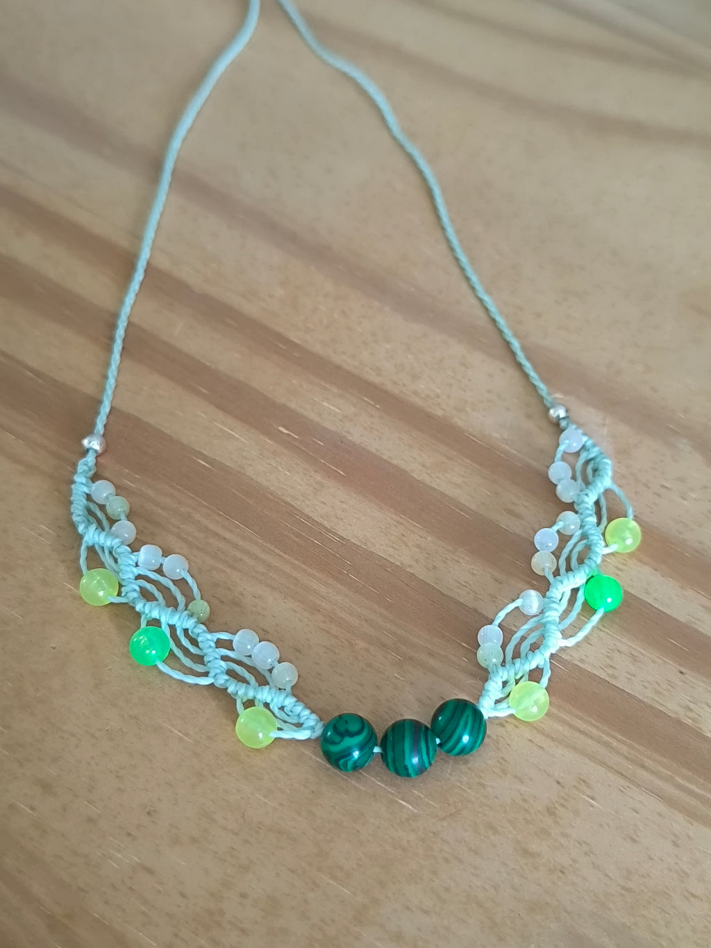 ra du cou de couleur menthe, avec perles en verres, perles en acrylique fluorescentes et 3perles en malachite, tissé a la main en micro macramé.