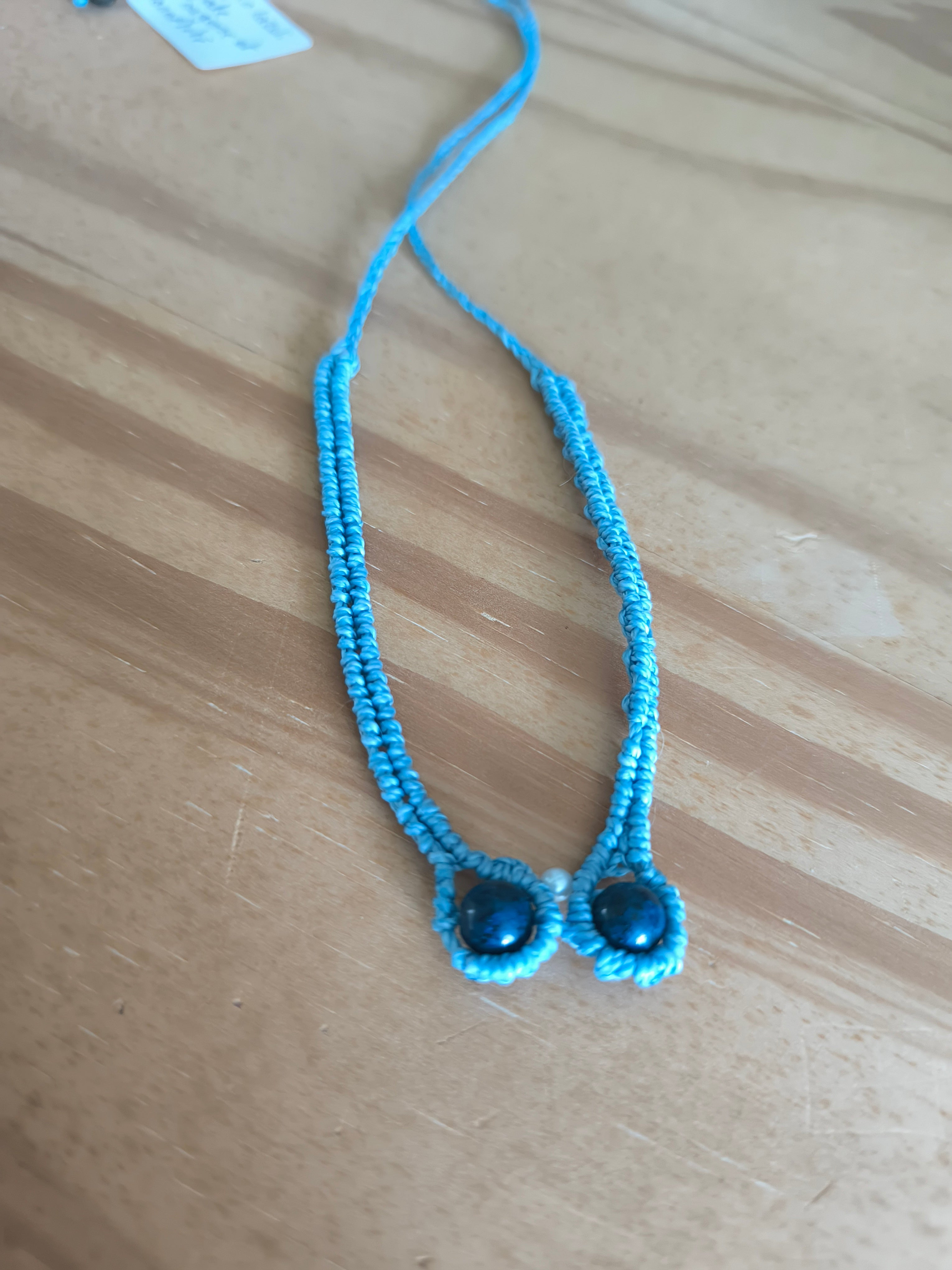 collier tissé a la main en micro macramé de couleur bleu ciel avec 2 perles en lapis lazuli