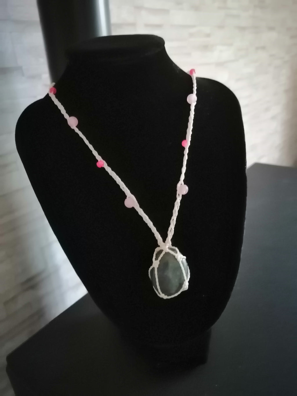 sautoir de couleur flamant rose iridescent avec perle en verre , perles fluorescentes et une pierre en labradorite bleu. Tissé a la main en micro macramé.