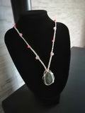 sautoir de couleur flamant rose iridescent avec perle en verre , perles fluorescentes et une pierre en labradorite bleu. Tissé a la main en micro macramé.