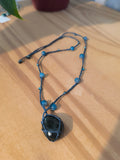 sautoir réglable tissé a la main de couleur bleu marine avec des perles en acrylique , des perles en verres et une pierre en labradorite bleu.
