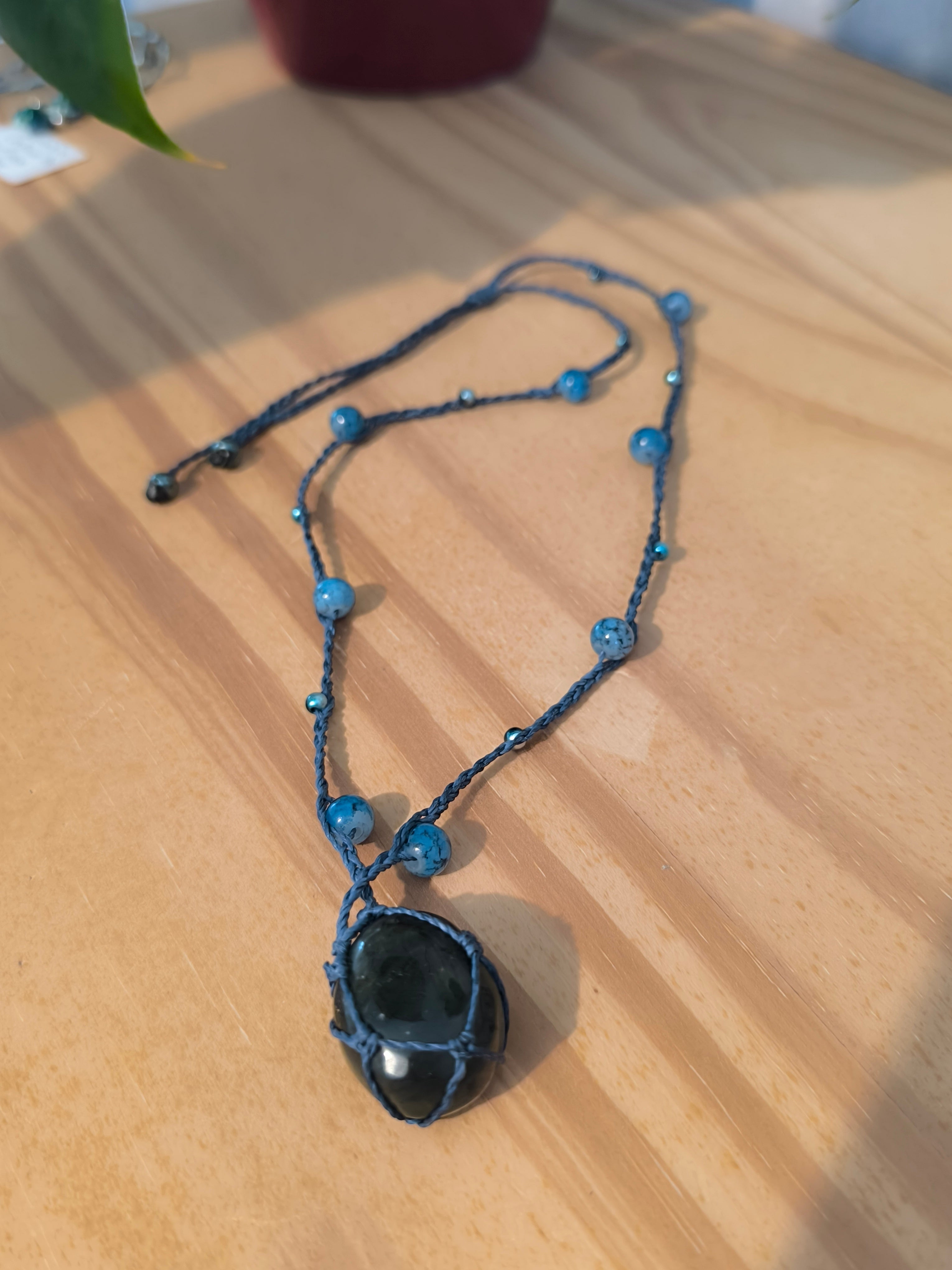 sautoir réglable tissé a la main de couleur bleu marine avec des perles en acrylique , des perles en verres et une pierre en labradorite bleu.