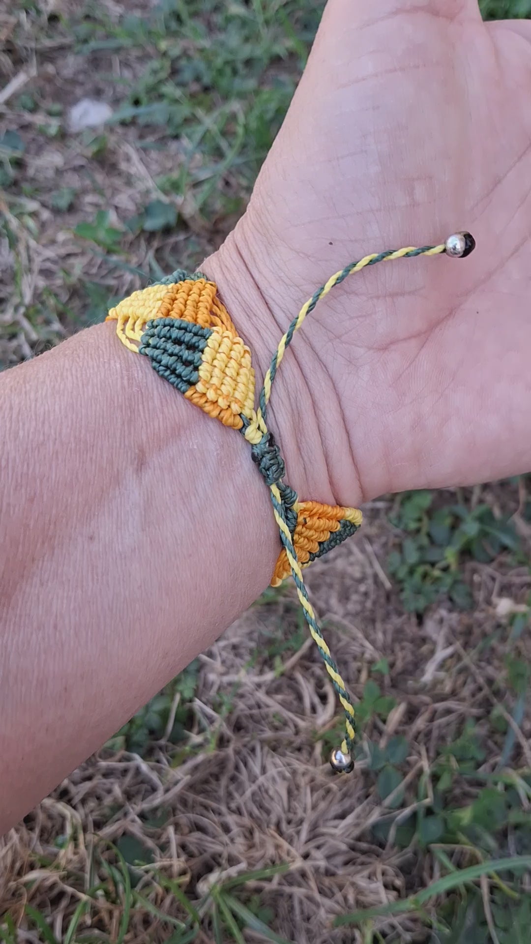 bracelet tissé à a main en micro macramé modèle @solyluna fil @linhasita de couleur jaune mandarine et vert bouteille