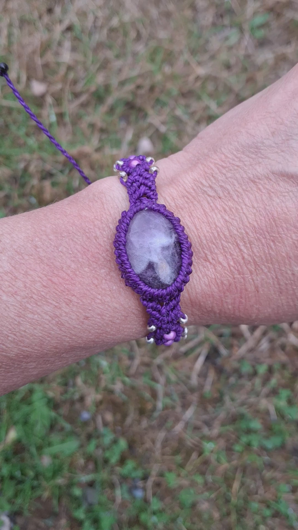 bracelet tissé à la main en micro macramé de couleur violet avec un cabochon en améthyste