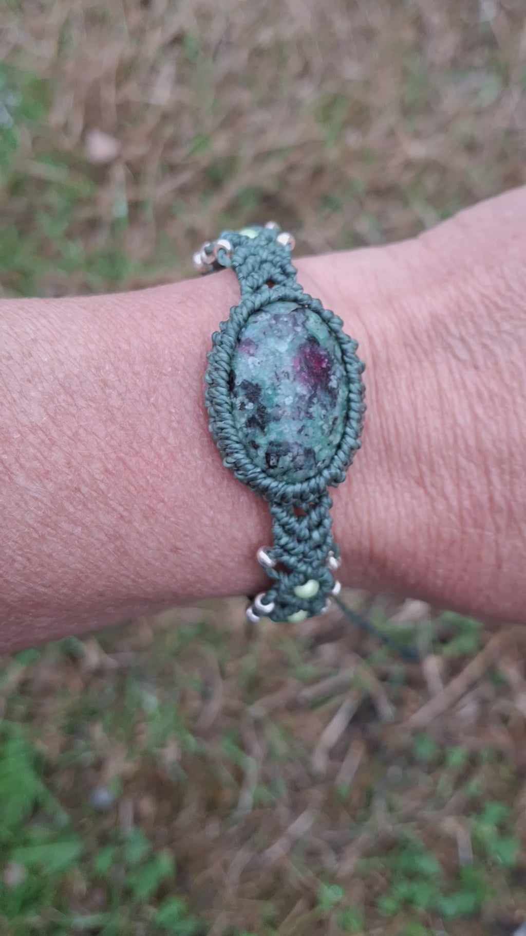 bracelet tissé à la main en micro macramé de couleur vert bouteille avec un cabochon en rubis zoisite