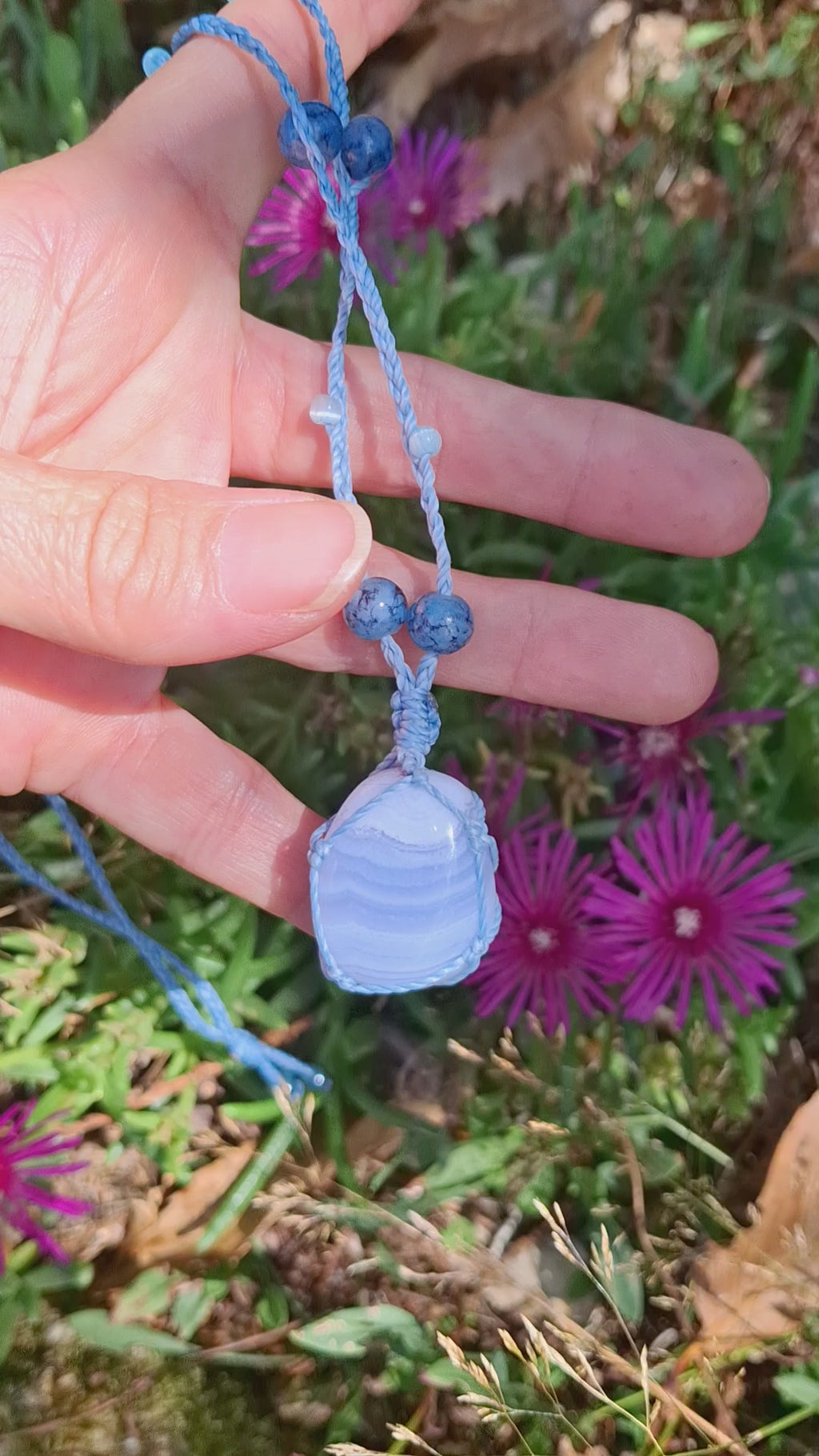 calcédoine roulée tissé en filet à la main en micro macramé de couleur bleu ciel et des perles en verre