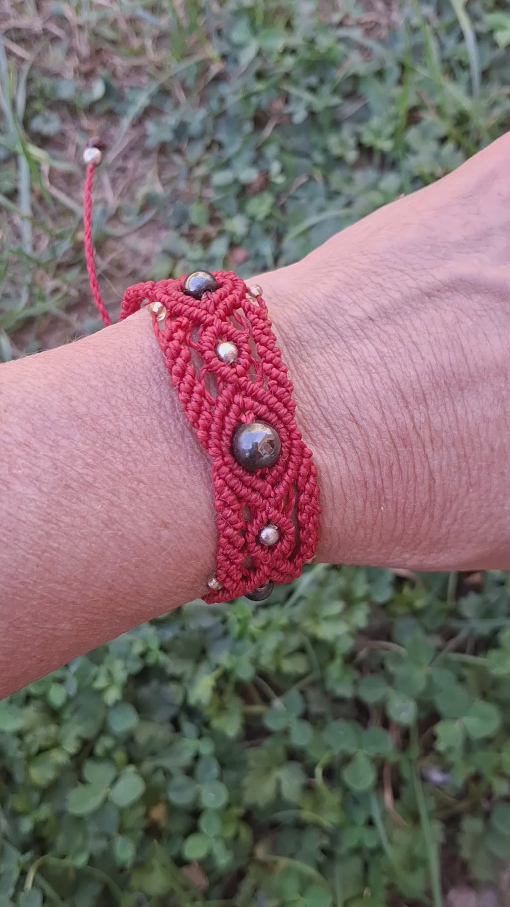Bracelet tissé à la main en micro macramé de couleur rouge foncé avec une perle de 8mm en hématite et 2 perles de 6mm en hématite et des perles en acrylique argenté
