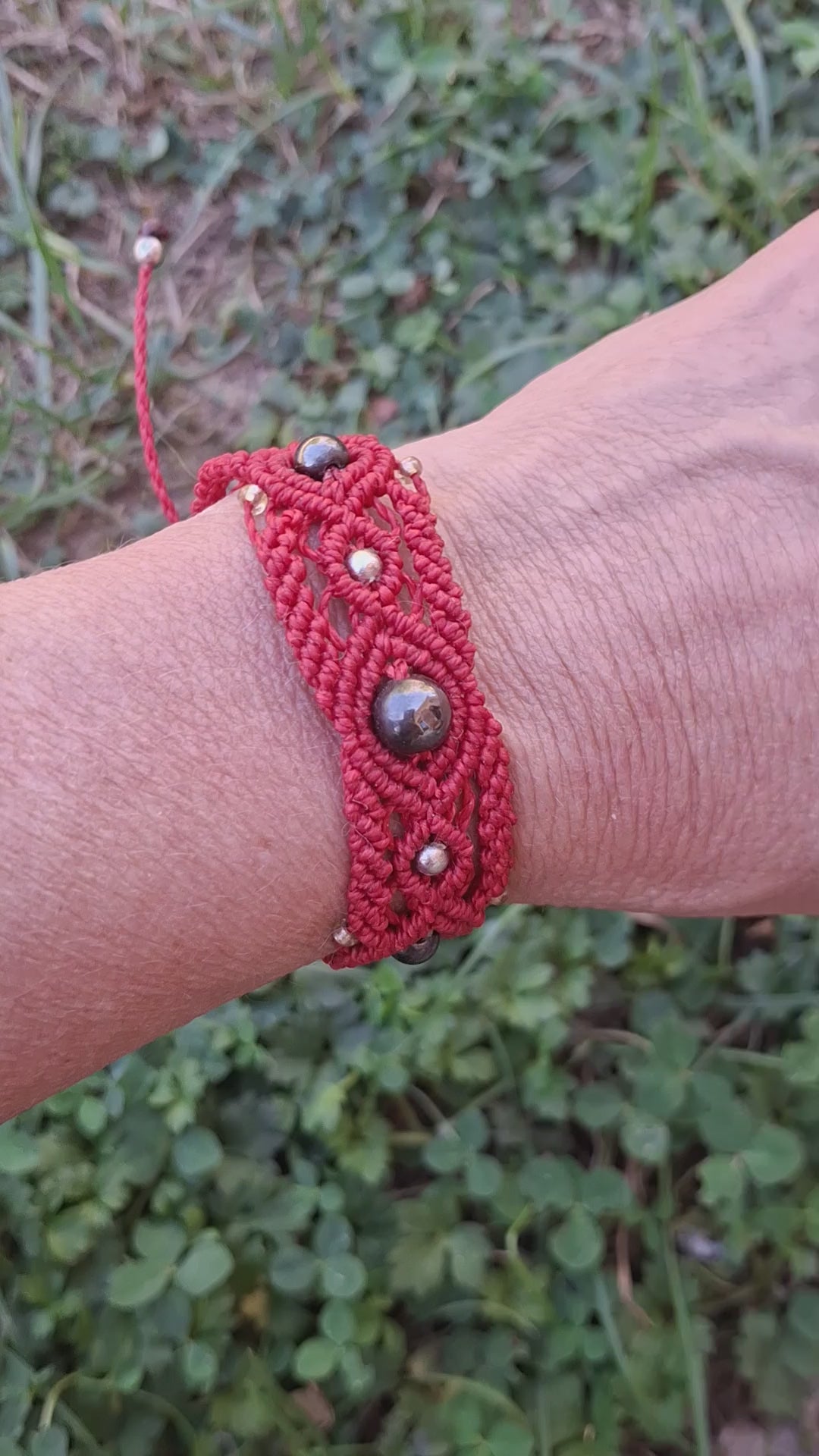 Bracelet tissé à la main en micro macramé de couleur rouge foncé avec une perle de 8mm en hématite et 2 perles de 6mm en hématite et des perles en acrylique argenté