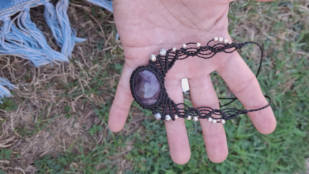 collier tissé à la main en micro macramé avec un cabochon de 2x3 d'améthyste