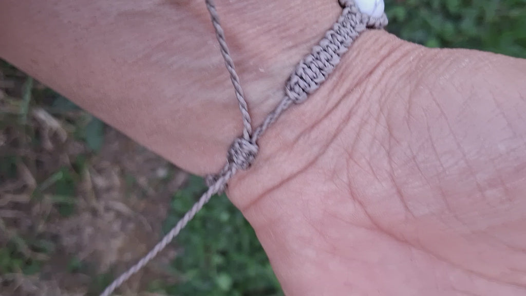 bracelet tissé à la main en micro macramé de couleur gris clair avec 5 perles en howlite ainsi que des perles en acrylique argenté