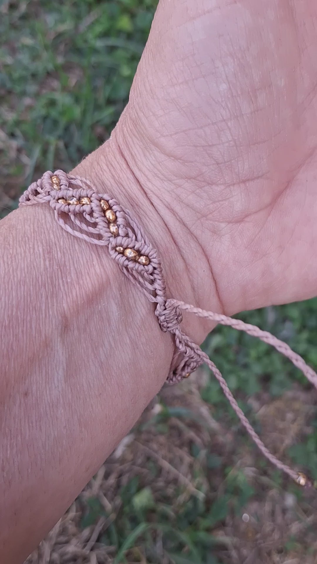 bracelet tissé à la main en micro macramé de couleur taupe avec une perle fantaisie de 8mm bleu et des perles de rocailles
