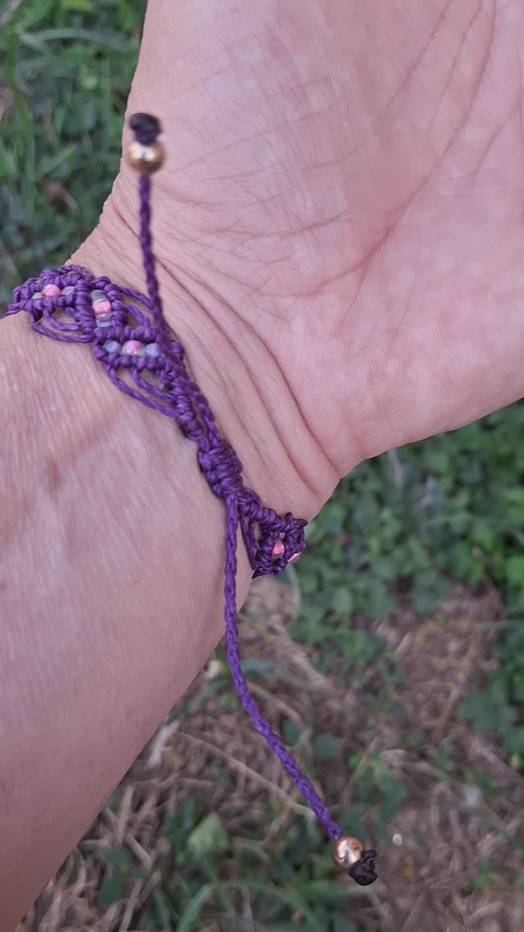 bracelet tissé à la main en miro macramé de couleur violette avec une perle fantaisie de 8mm rose  et des perles de rocailles