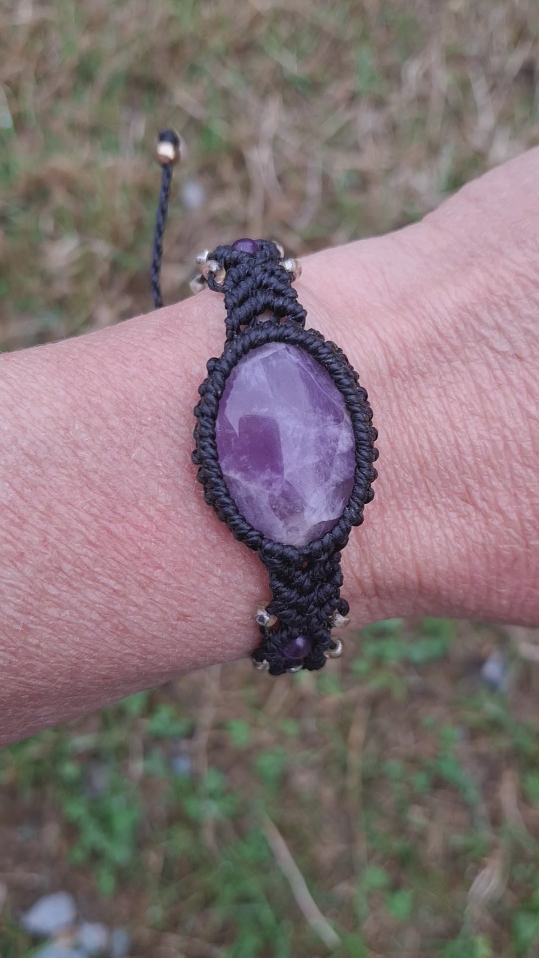 bracelet tissé à la main en micro macramé avec un cabochon d'améthyste